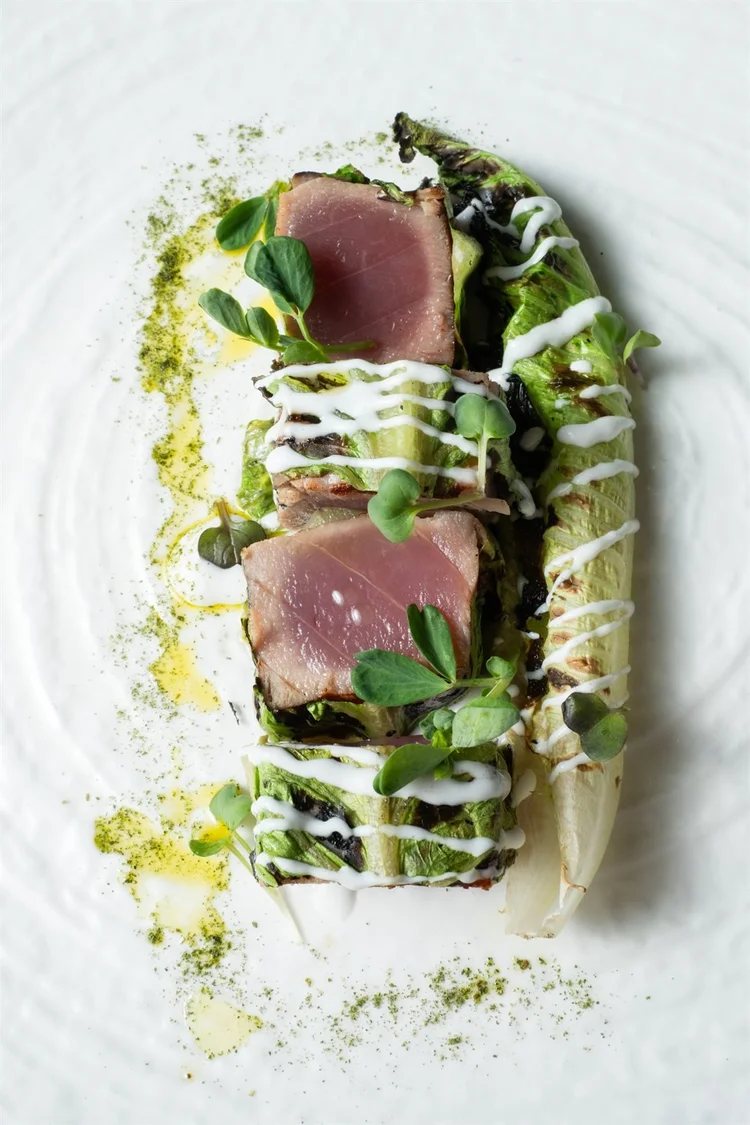 Food photography per ristoranti: tataki di tonno con salsa verde