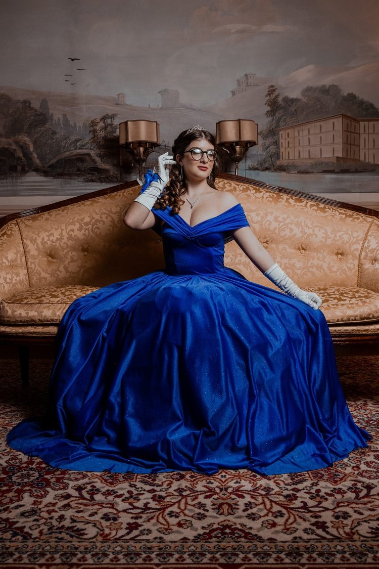 Diciottesimo: ritratto in abito blu su un divano d'epoca, foto di Matilde Rindi, fotografa a Prato