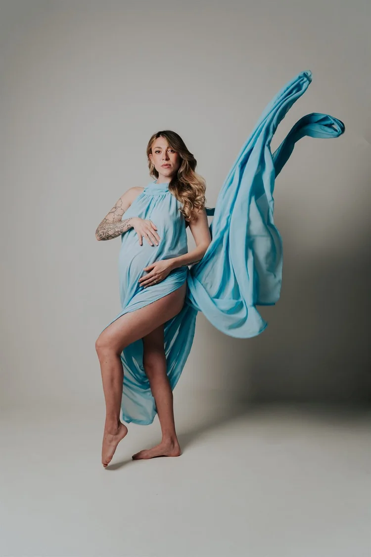 Shooting di gravidanza in studio con velo azzurro in movimento, foto di Matilde Rindi, fotografa a Prato