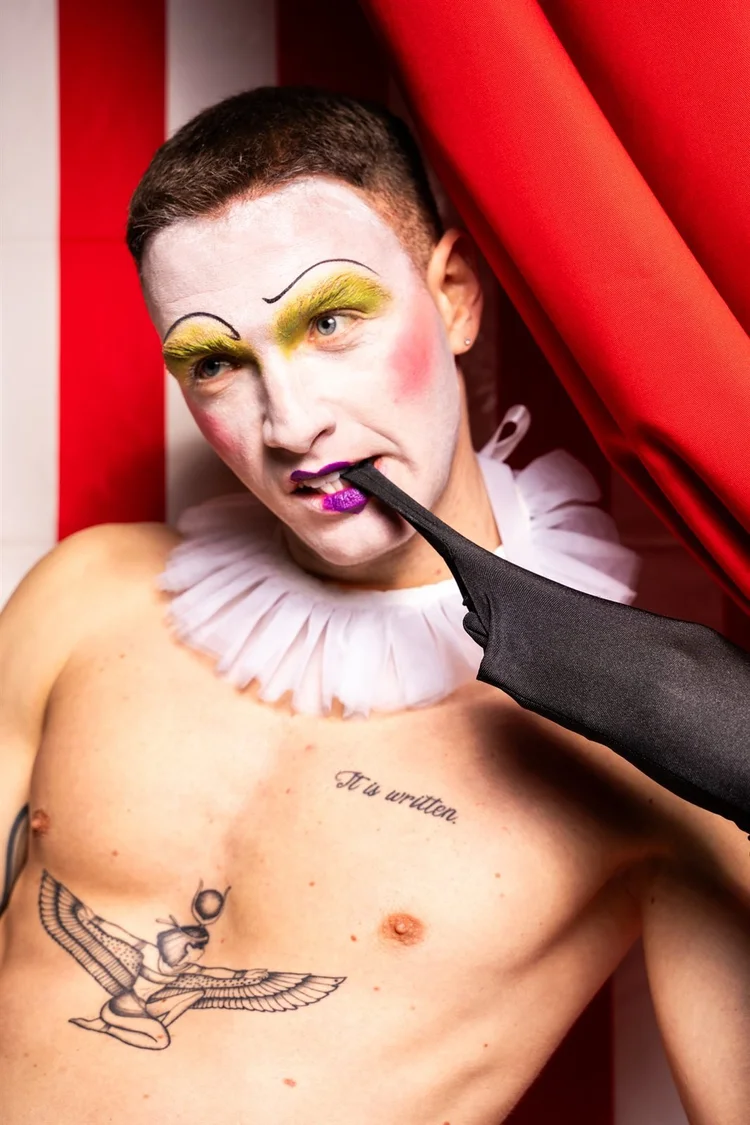 Servizio editoriale: ragazzo con trucco da clown e colletto bianco, foto di Matilde Rindi, fotografa a Prato