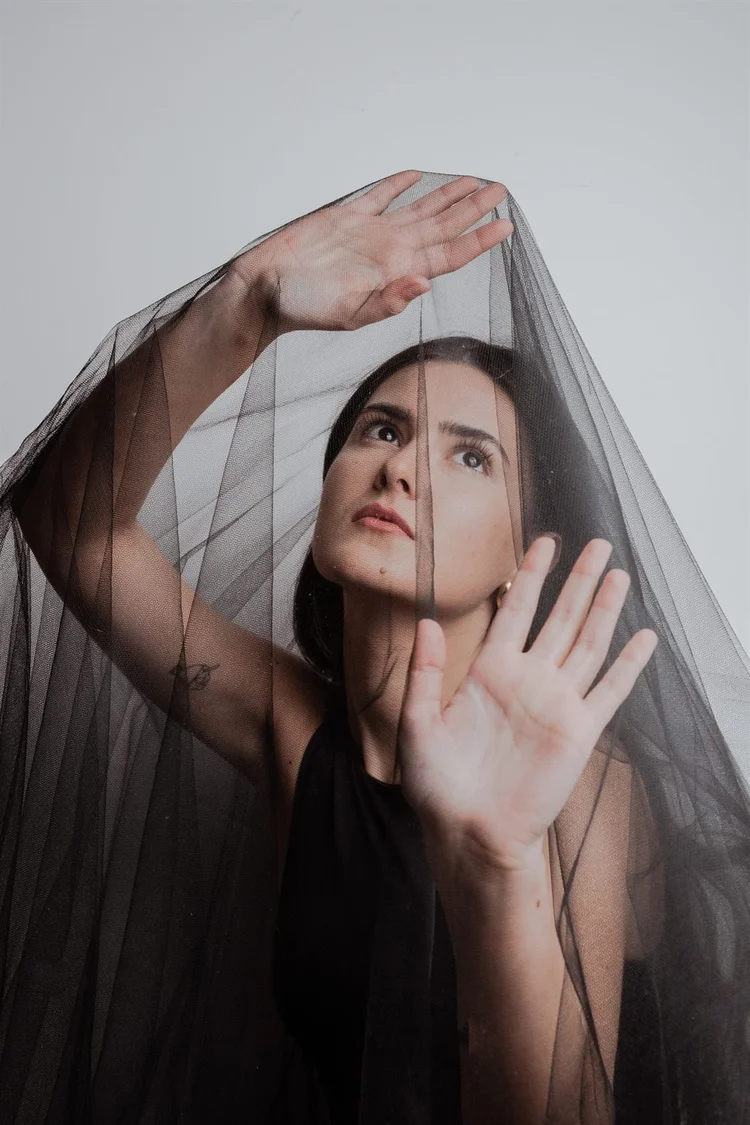 Ritratto creativo in studio con velo nero, di Matilde Rindi fotografa a Prato