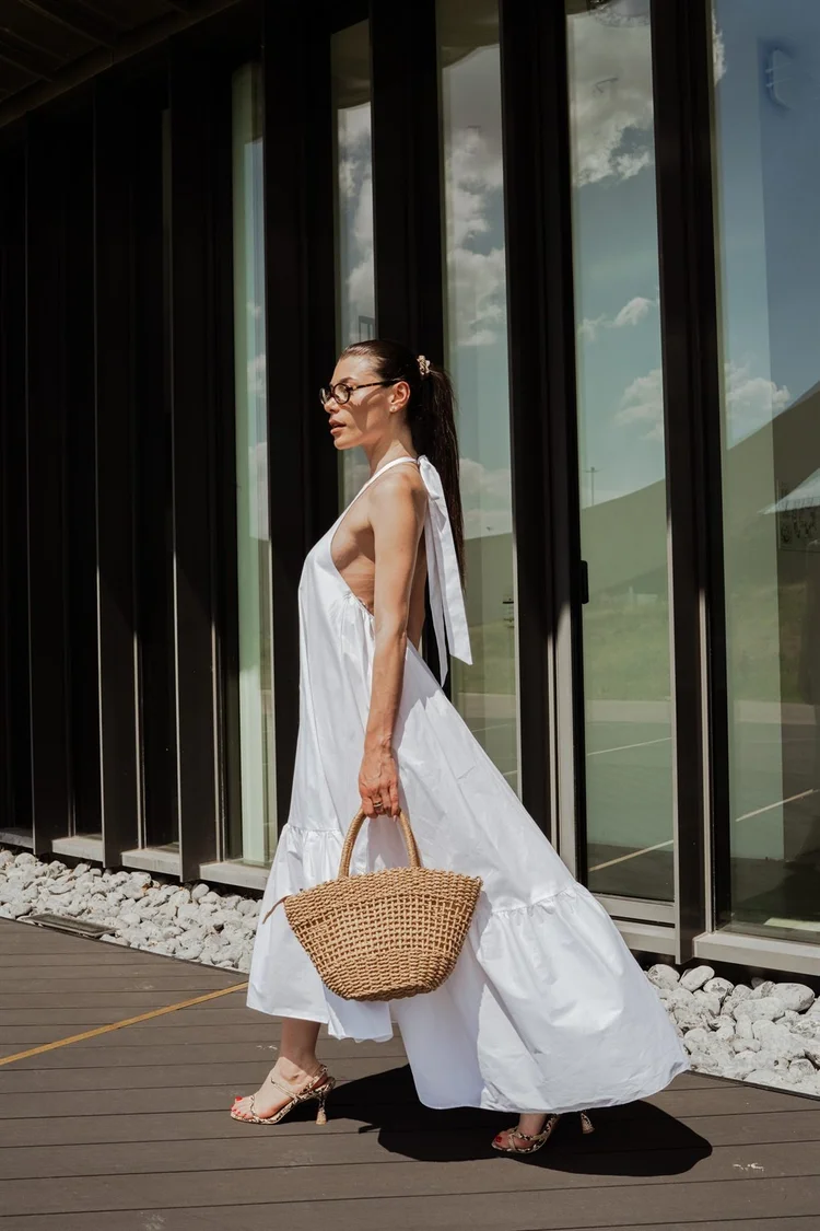 Campagna moda: abito bianco lungo e cesta di paglia, foto di Matilde Rindi