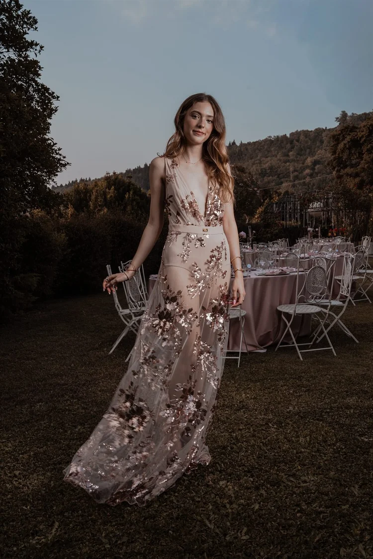 Diciottesimo: ritratto in abito di paillettes in villa al tramonto, foto di Matilde Rindi, fotografa a Prato