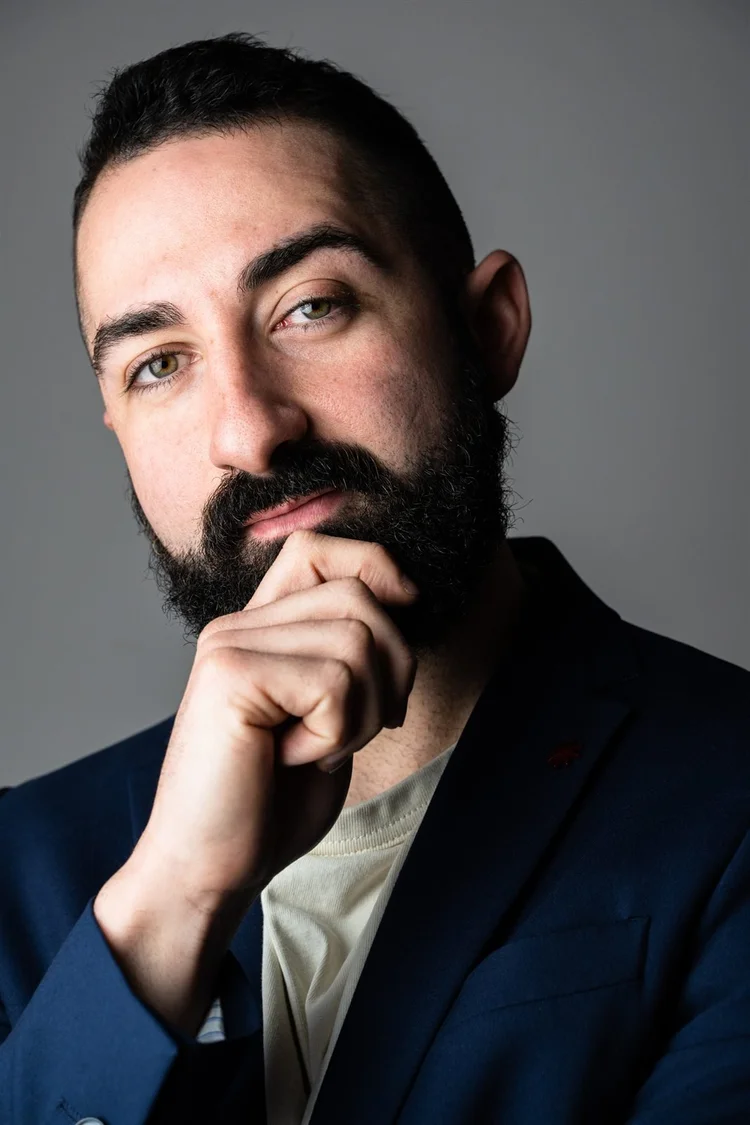Book attore: primo piano con barba e giacca blu