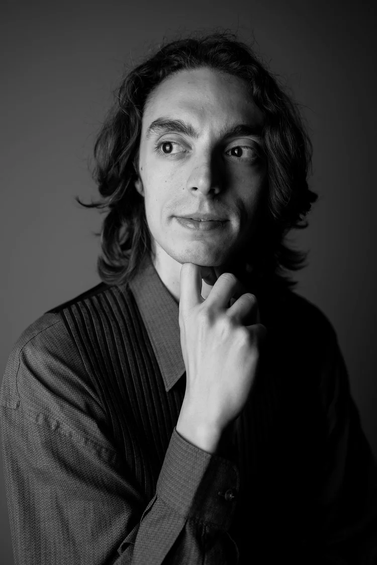Book attore in bianco e nero, mano sul mento