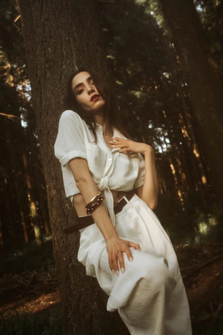 Ritratto nel bosco con abito bianco, foto di Matilde Rindi, fotografa a Prato