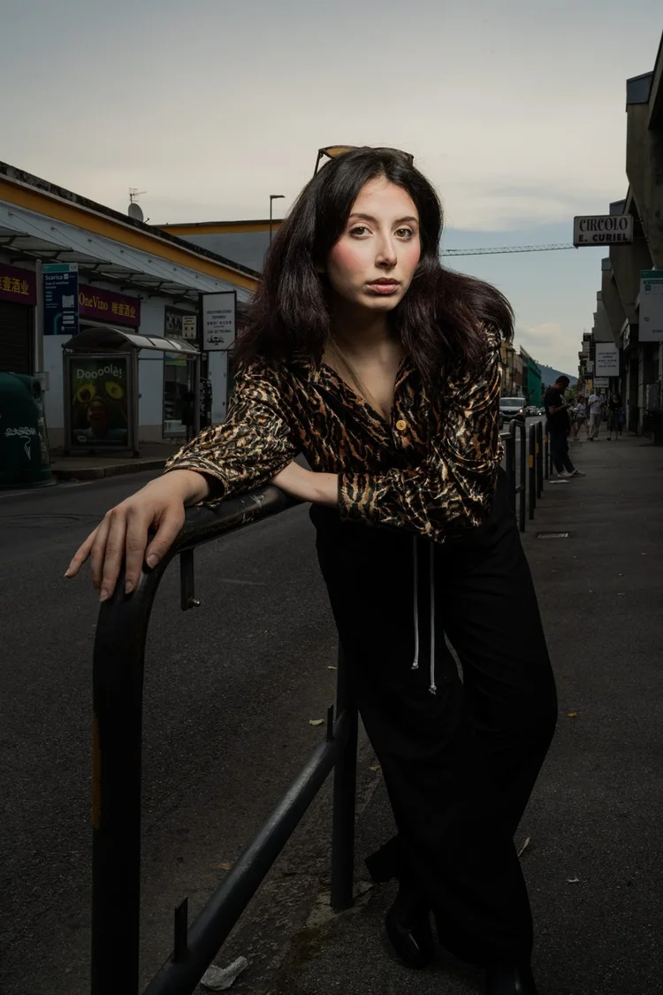 Servizio editoriale in città al tramonto: ragazza con giacca animalier, foto di Matilde Rindi, fotografa a Prato