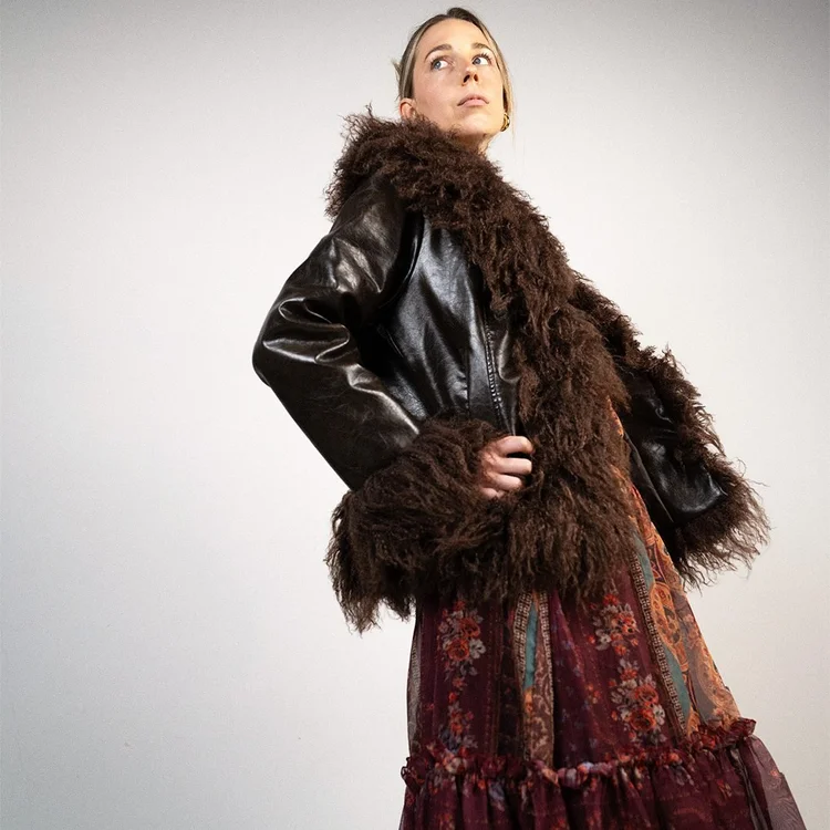 Campagna moda: giacca in pelle con collo di pelliccia, foto di Matilde Rindi