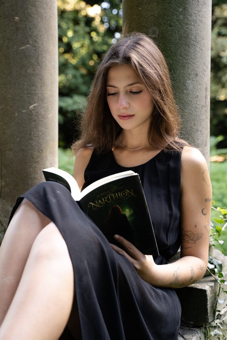 Ritratto in un giardino mentre legge un libro, foto di Matilde Rindi, fotografa a Prato