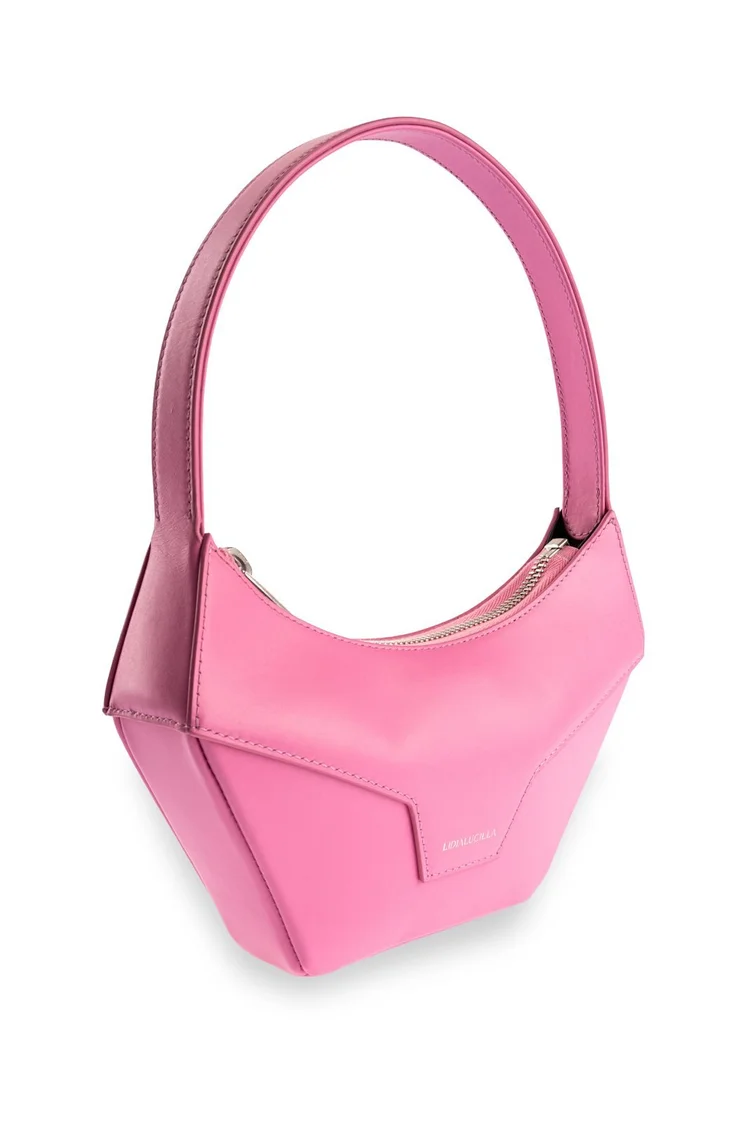 Foto e-commerce: borsa rosa su fondo bianco, foto di Matilde Rindi