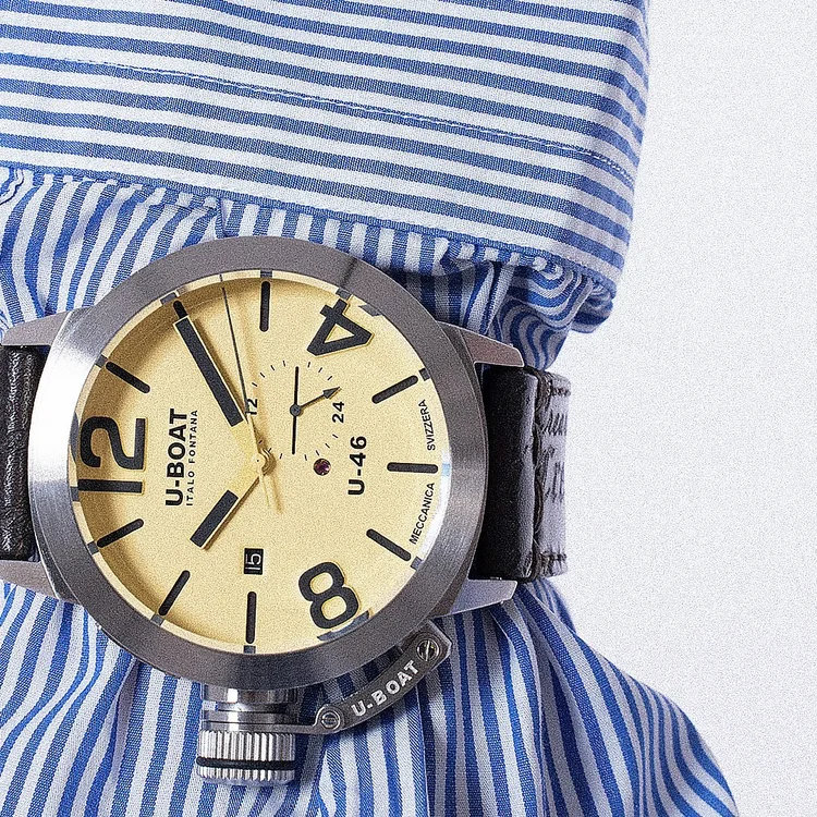 Foto prodotto per orologi: dettaglio al polso con camicia a righe