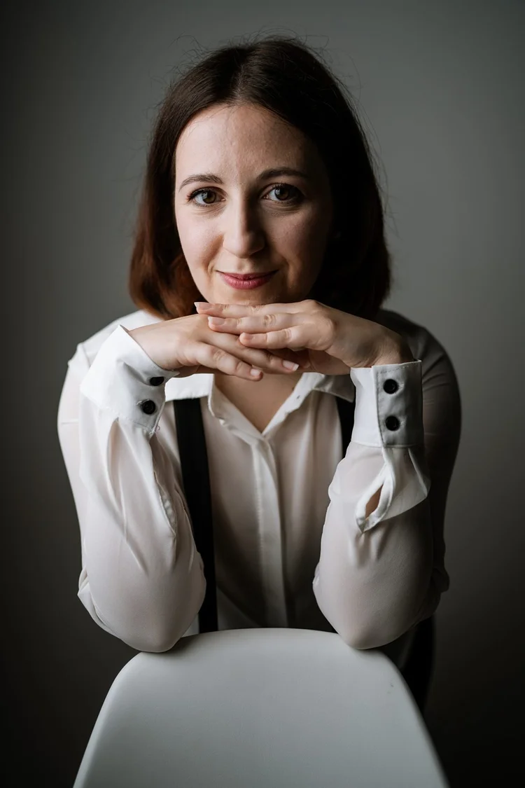 Book attrice con camicia bianca, mani incrociate sotto il mento, foto di Matilde Rindi, fotografa a Prato