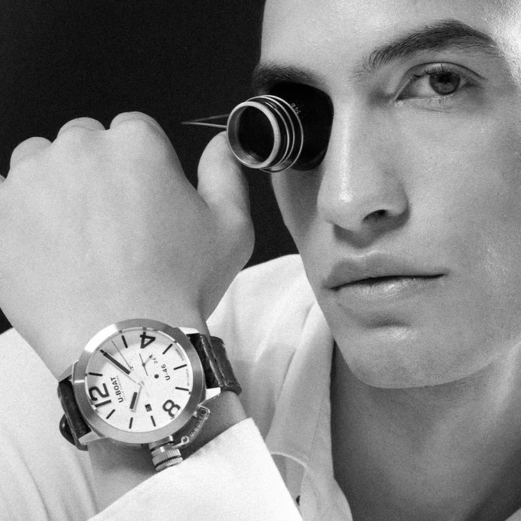 Campagna per orologi: modello in bianco e nero con orologio al polso