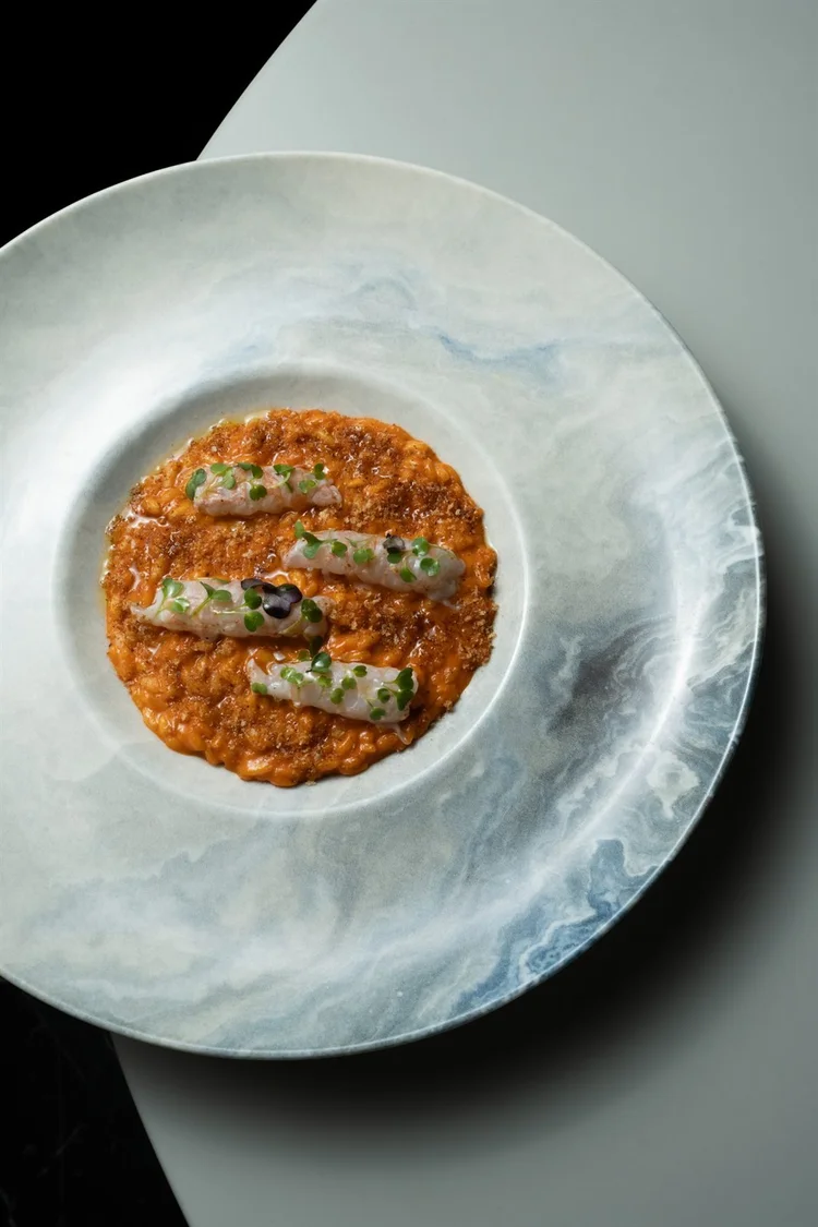 Food photography per ristoranti: risotto in un piatto bianco marmorizzato, foto di Matilde Rindi, fotografa a Prato