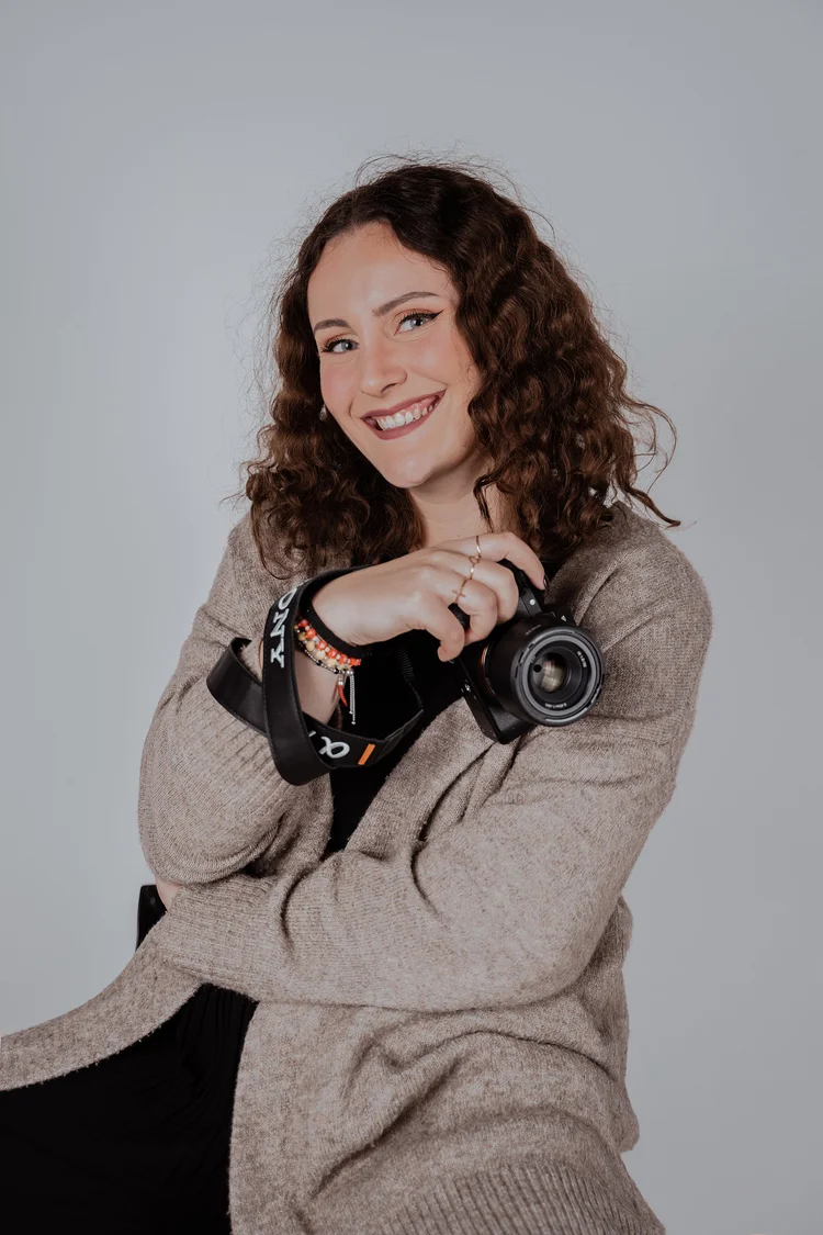 Matilde Rindi sorridente con la macchina fotografica