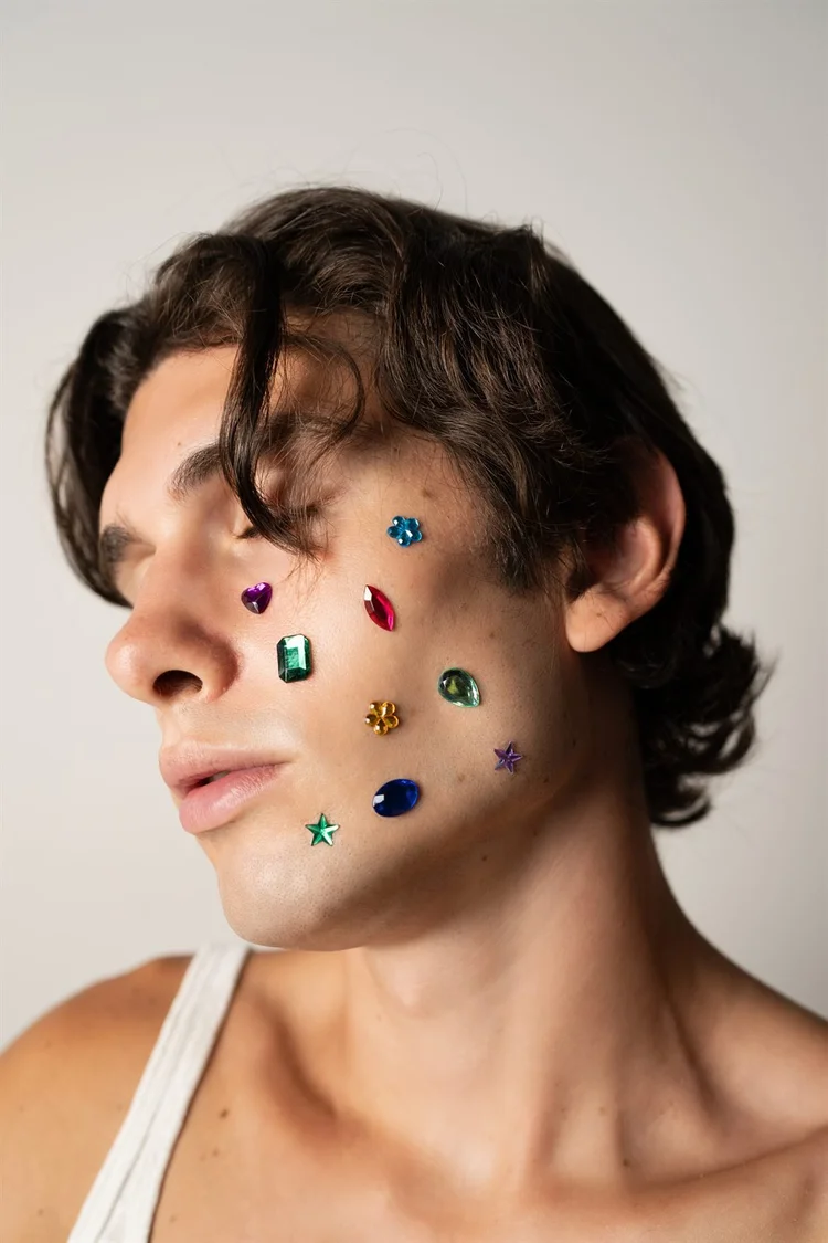 Servizio editoriale: ragazzo con brillantini colorati sul viso, foto di Matilde Rindi, fotografa a Prato