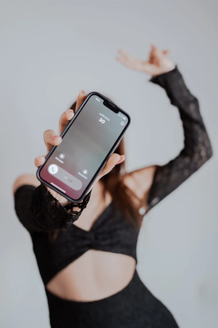 Ritratto creativo in studio con il telefono in mano, foto di Matilde Rindi, fotografa a Prato