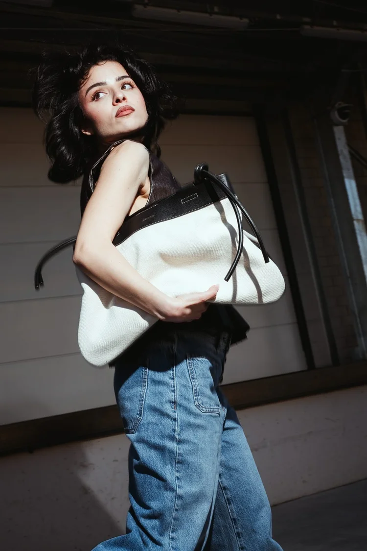 Campagna per borse: modella con borsa bianca e jeans, foto di Matilde Rindi