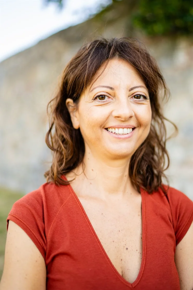 Book attrice in esterna con maglia rossa, sorridente
