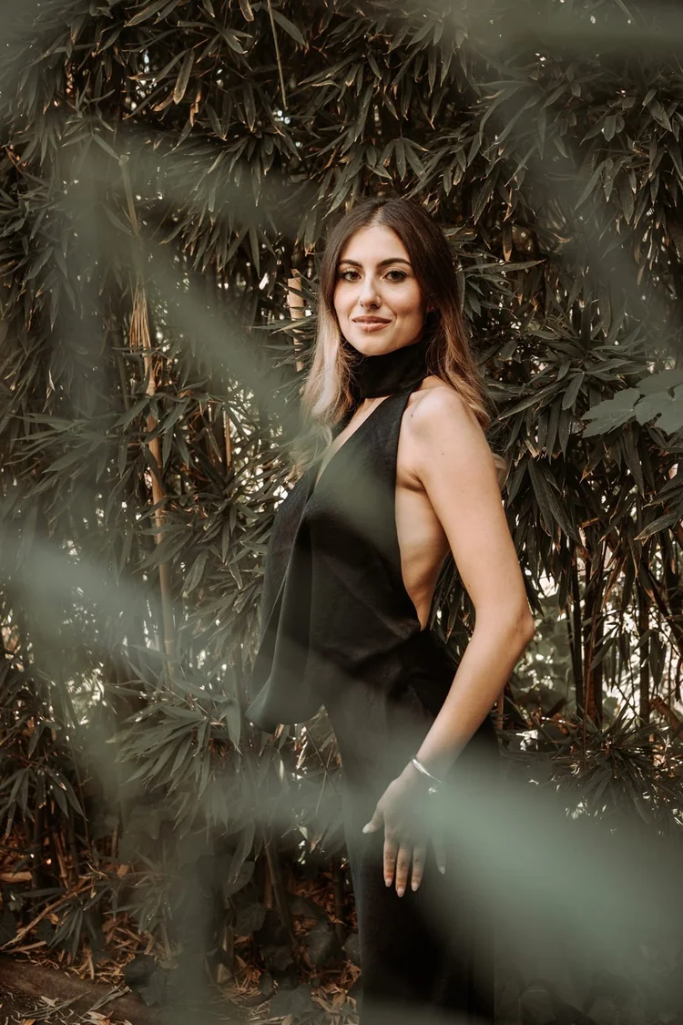 Shooting di coppia in bianco e nero sotto un portico, foto di Matilde Rindi, fotografa a Prato