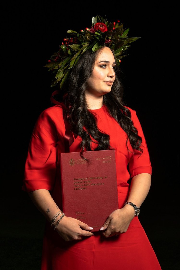 Laurea: neolaureata con corona d'alloro e abito rosso, foto di Matilde Rindi, fotografa a Prato