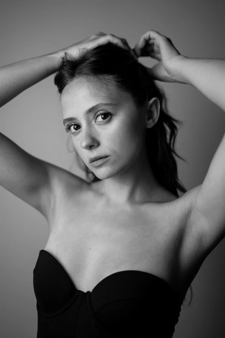 Book attrice in bianco e nero con le mani tra i capelli, foto di Matilde Rindi, fotografa a Prato