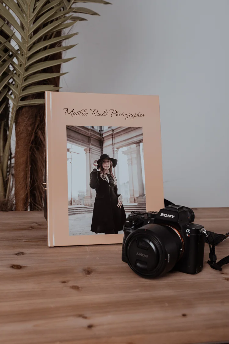 Fotolibro stampato accanto a una macchina fotografica