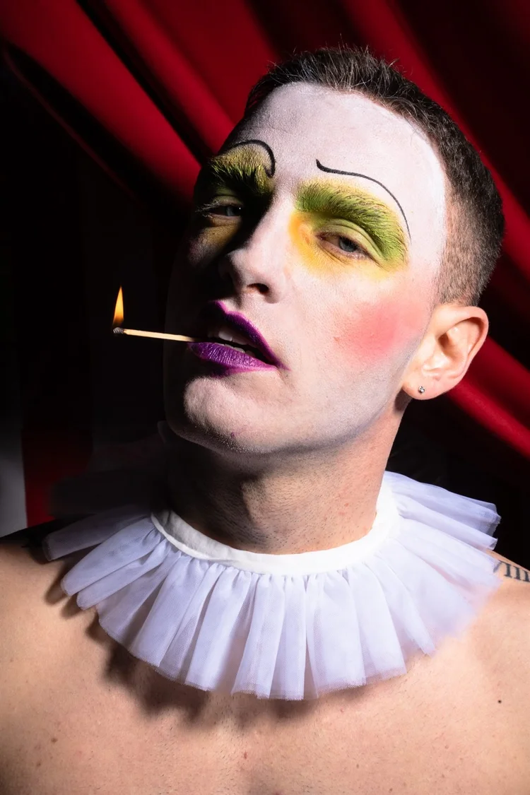 Servizio editoriale: trucco da clown con fiammifero acceso tra le labbra, foto di Matilde Rindi, fotografa a Prato