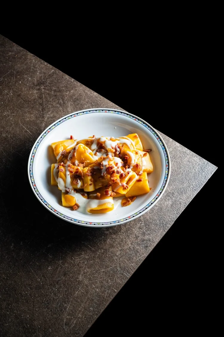 Food photography per ristoranti: pasta al ragù in una ciotola su fondo scuro, foto di Matilde Rindi, fotografa a Prato