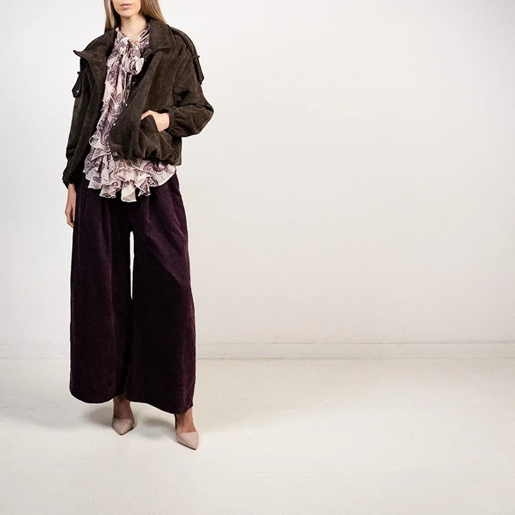 Campagna moda: giacca corta e pantaloni a palazzo su fondo chiaro, foto di Matilde Rindi