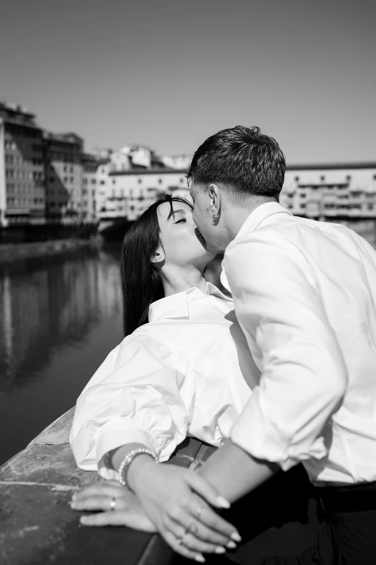 Shooting di coppia a Firenze lungo l'Arno, in bianco e nero, foto di Matilde Rindi, fotografa a Prato