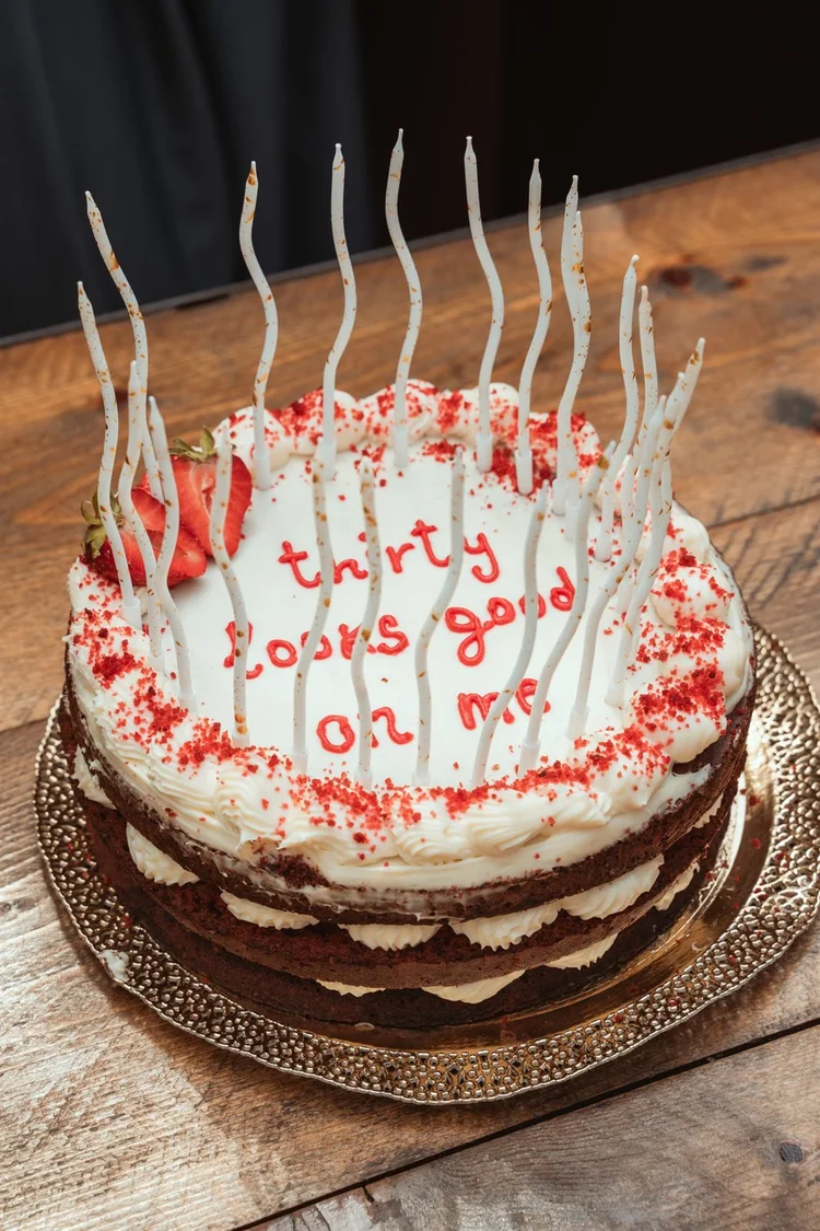 Torta di compleanno con scritte e candeline, foto di Matilde Rindi, fotografa a Prato