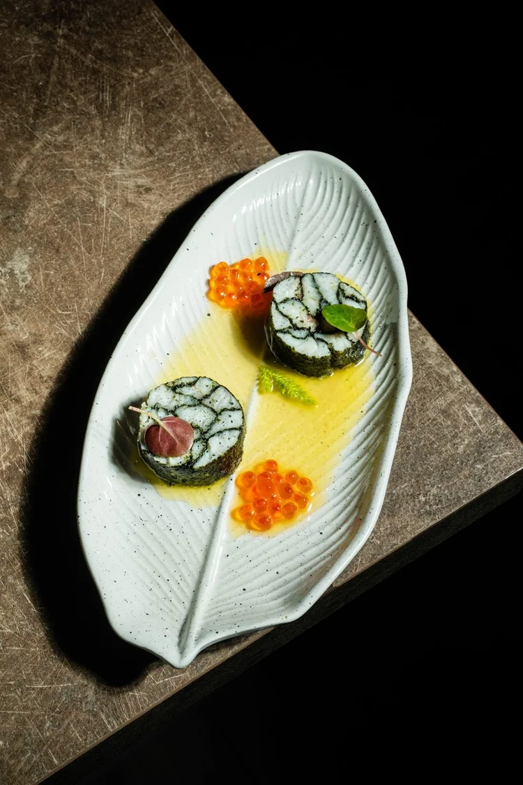 Food photography per ristoranti: sushi su un piatto a forma di foglia, foto di Matilde Rindi, fotografa a Prato