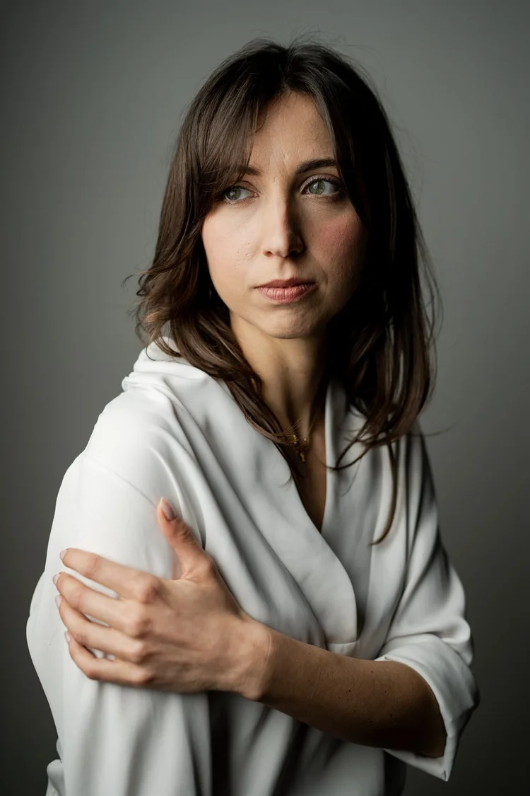 Book attrice: ritratto con camicia bianca su fondo scuro