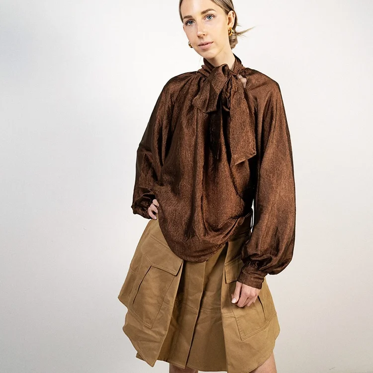 Campagna moda: camicia in seta marrone con fiocco e gonna cargo, foto di Matilde Rindi