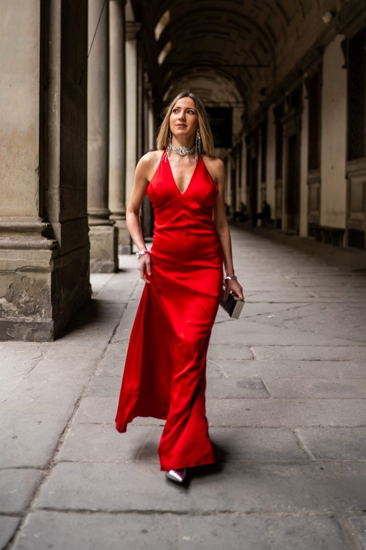Campagna moda: abito rosso lungo sotto i portici degli Uffizi, foto di Matilde Rindi
