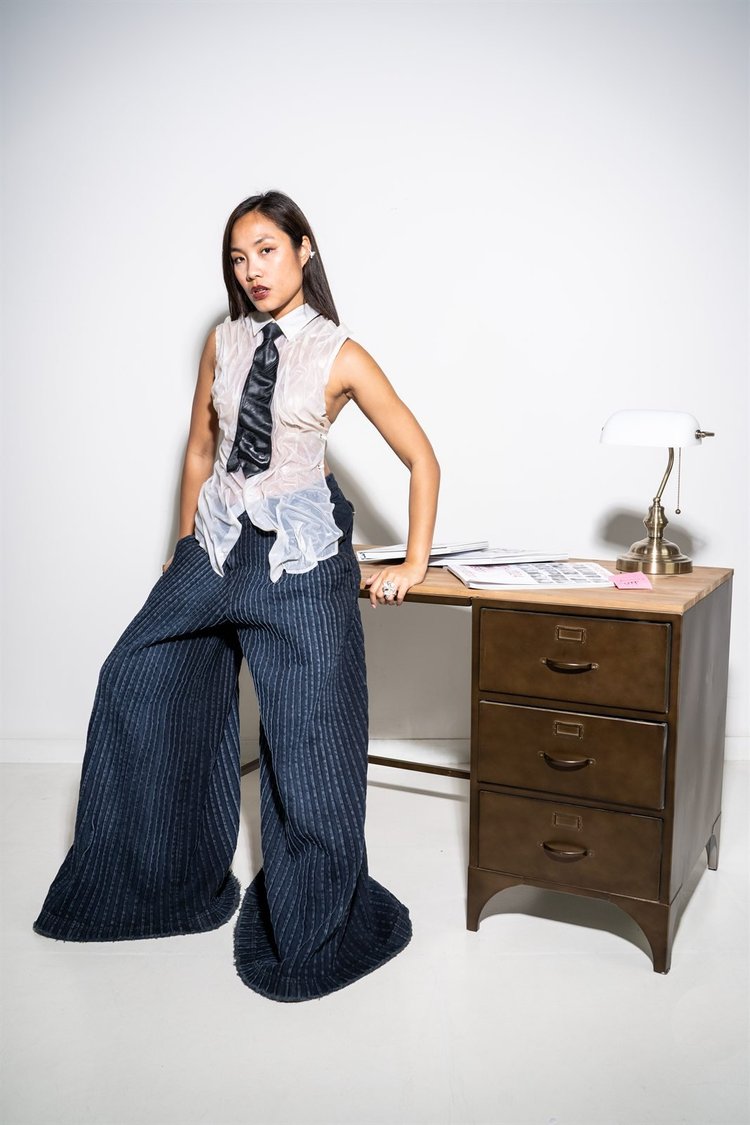 Book per modelli: ragazza a figura intera con cravatta e jeans larghi, foto di Matilde Rindi, fotografa a Prato