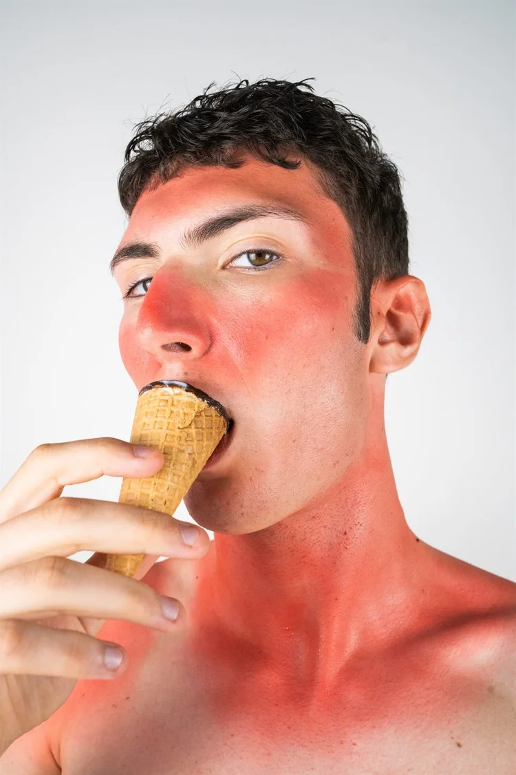 Servizio editoriale: ragazzo con il viso arrossato e un cono gelato, foto di Matilde Rindi, fotografa a Prato