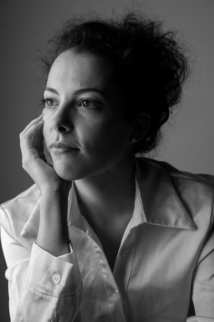 Book attrice in bianco e nero con camicia bianca e mano sul viso, foto di Matilde Rindi, fotografa a Prato