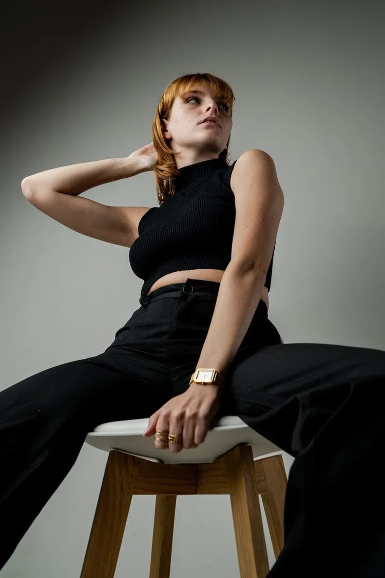 Book per modelli: ragazza con capelli rossi seduta su uno sgabello, foto di Matilde Rindi, fotografa a Prato