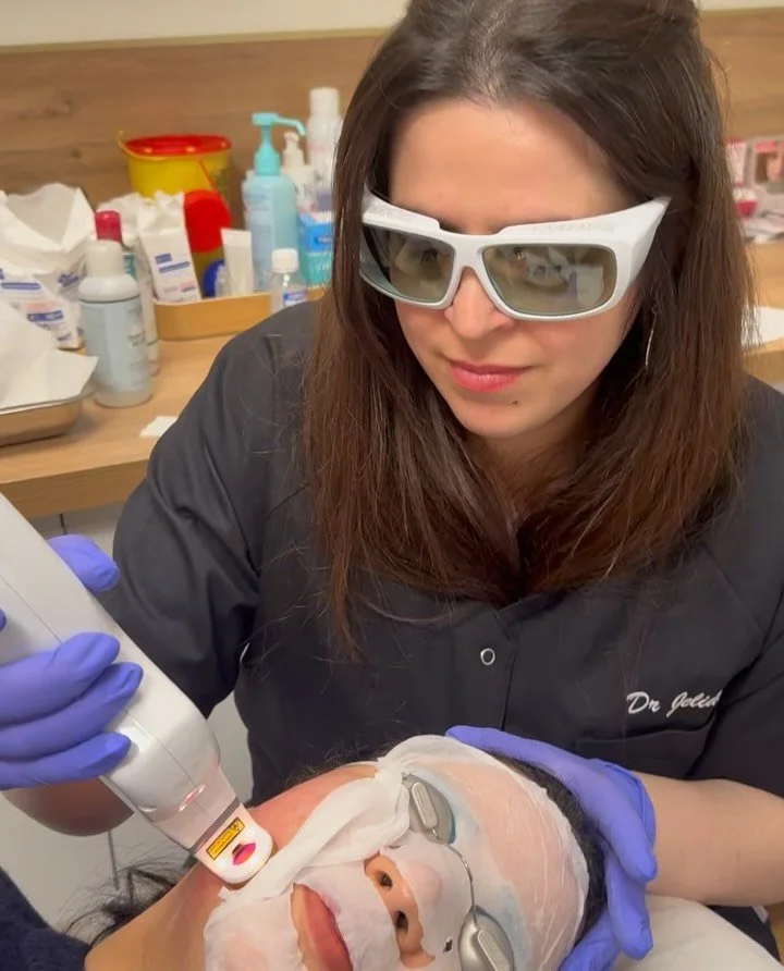 Premi&egrave;re patiente trait&eacute;e avec AVICLEAR ✨

Son retour ? Un traitement confortable et bien tol&eacute;r&eacute; 🙌

AVICLEAR, le traitement r&eacute;volutionnaire pour traiter l&rsquo;acn&eacute; inflammatoire !

En swipe ➡️ d&eacute;cou