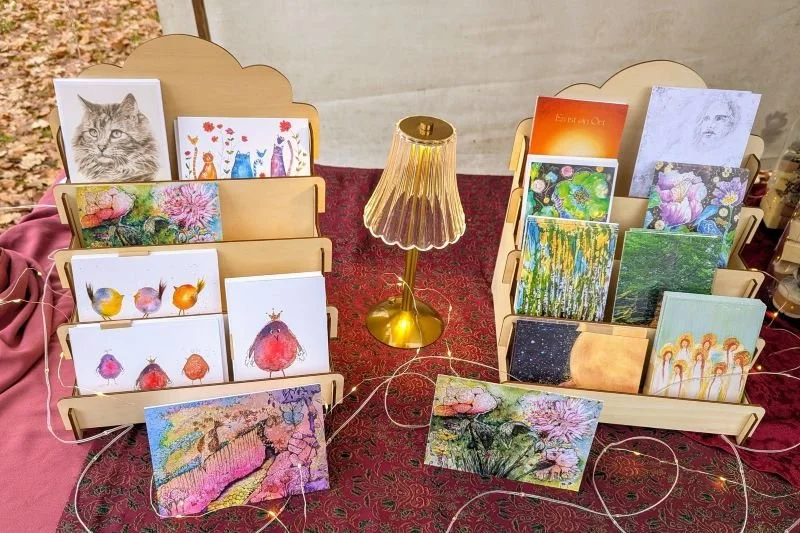 Foto zeigt diverse Grußkarten von IsenbART auf Adventmarkt