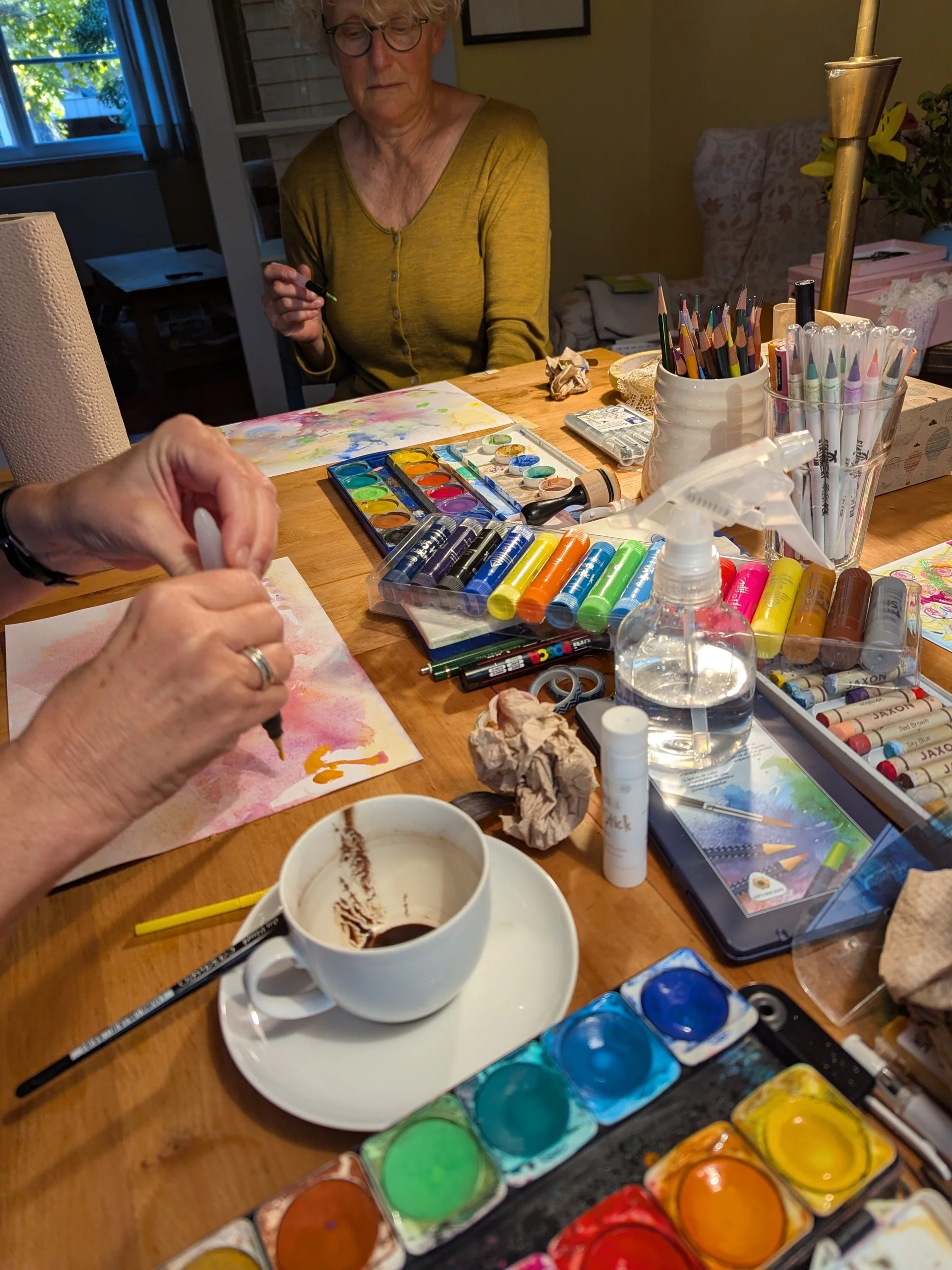 Das Bild zeigt einen Tisch voller Malutensilien