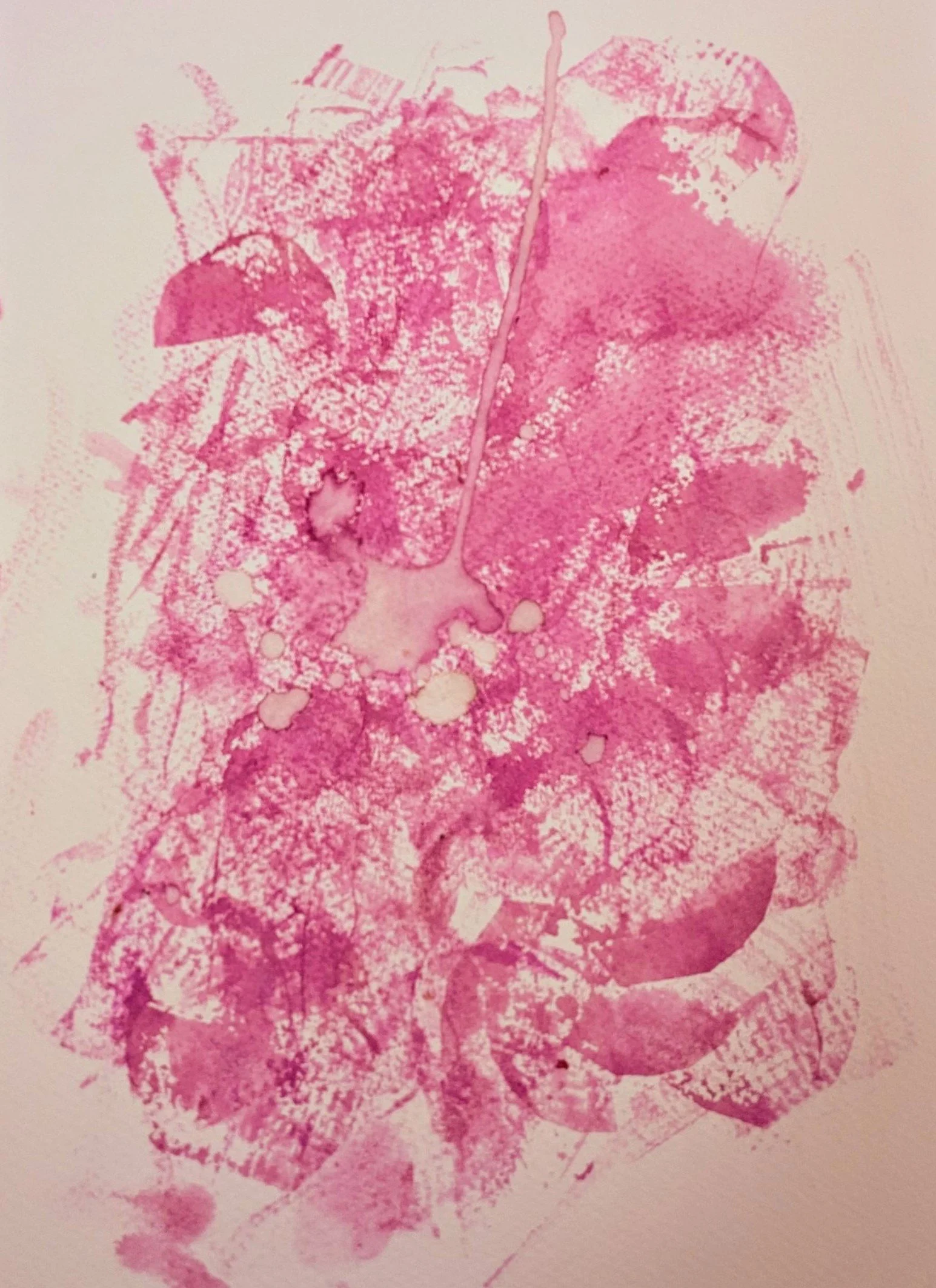 Der Saft einer roten Beete auf Aquarellpapier