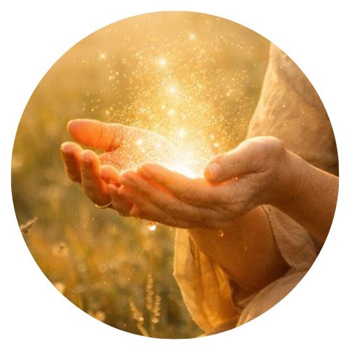 Bild zeigt zwei Frauenhände, die Licht schöpfen