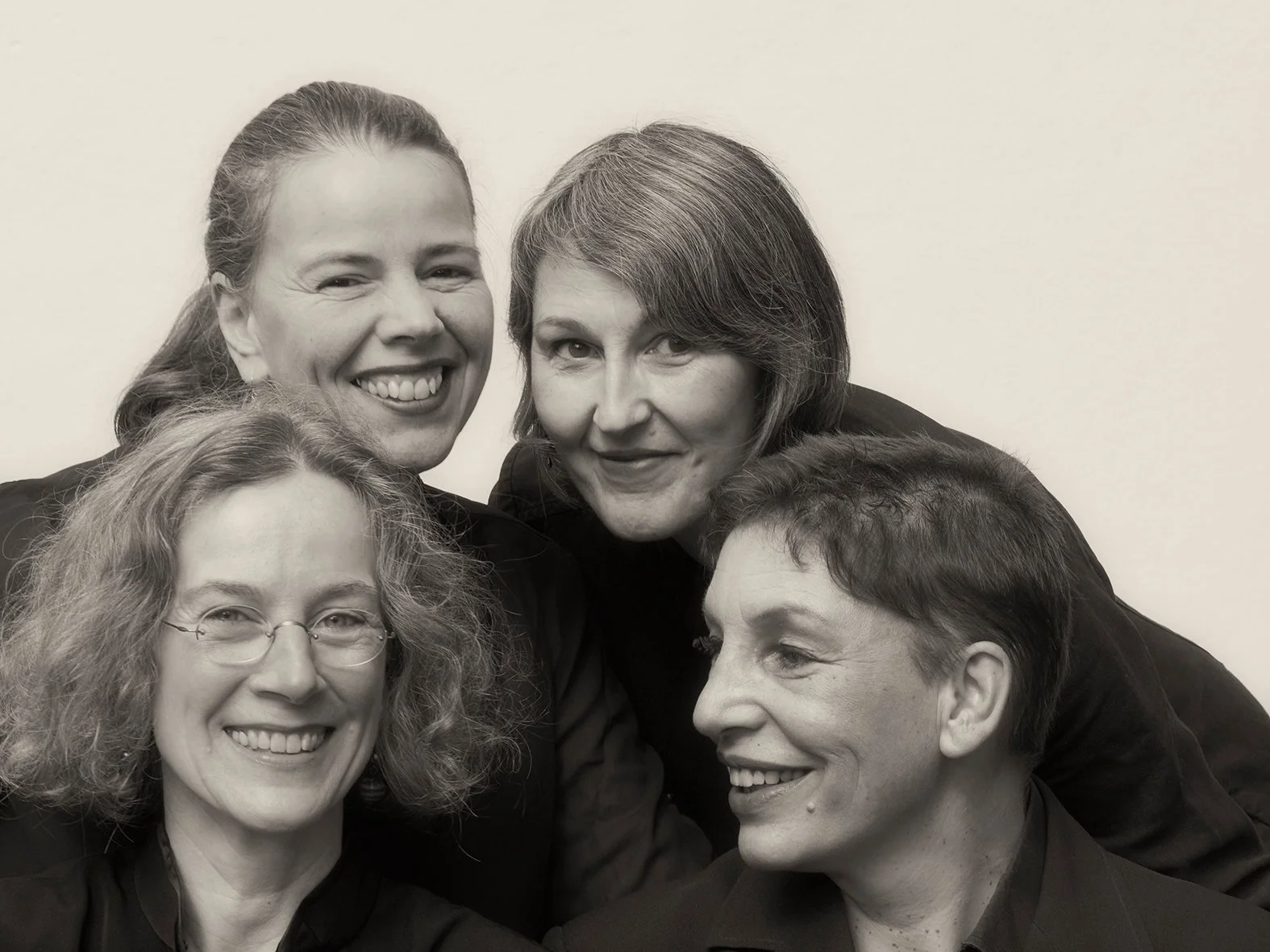 Das Bild zeigt die vier Sängerinnen des Vokalquartetts Time of Roses