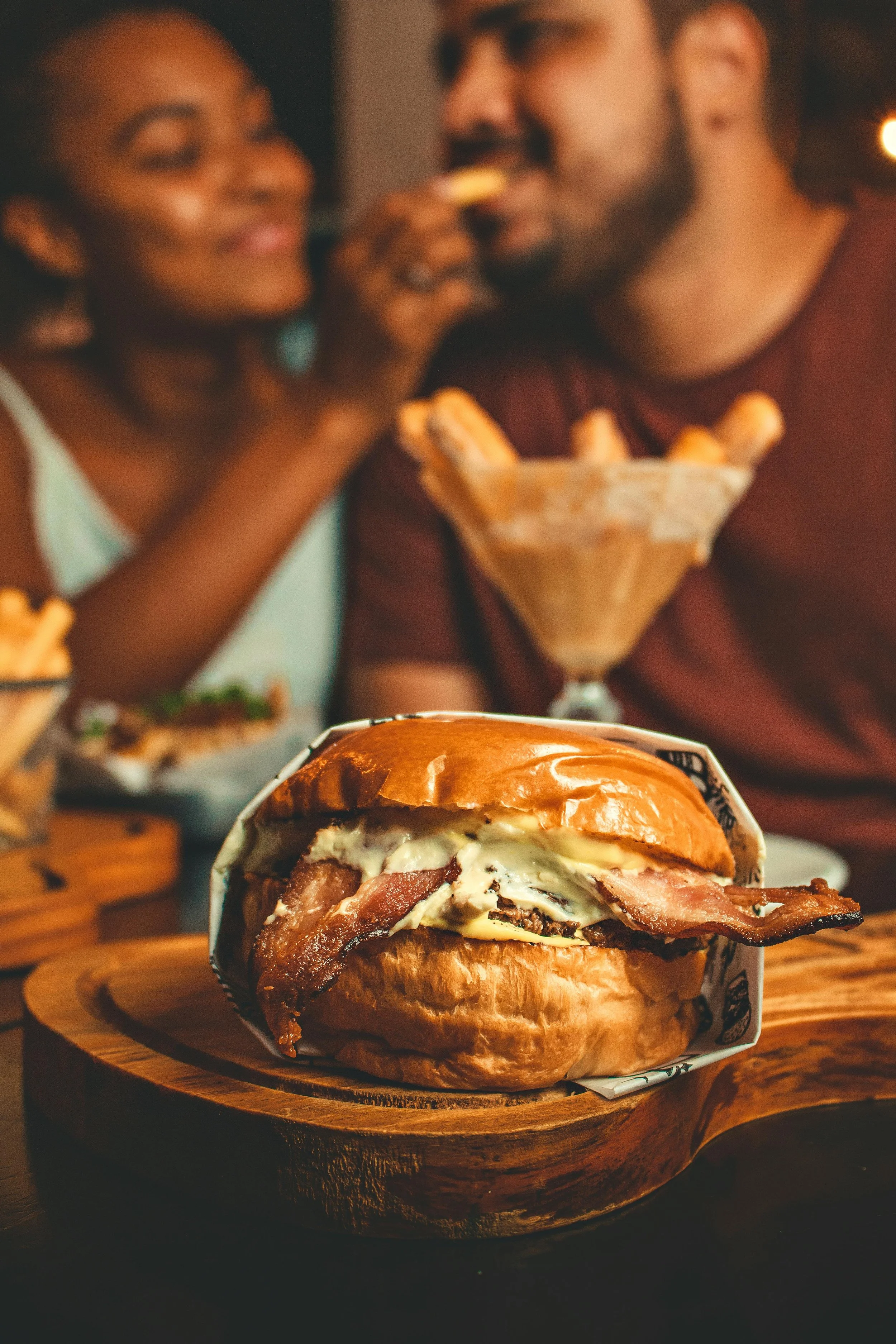 Deja de salir a comer hamburguesa con tu pareja una vez al mes y ahórrate 62 millones y 7 años en tu crédito hipotecario