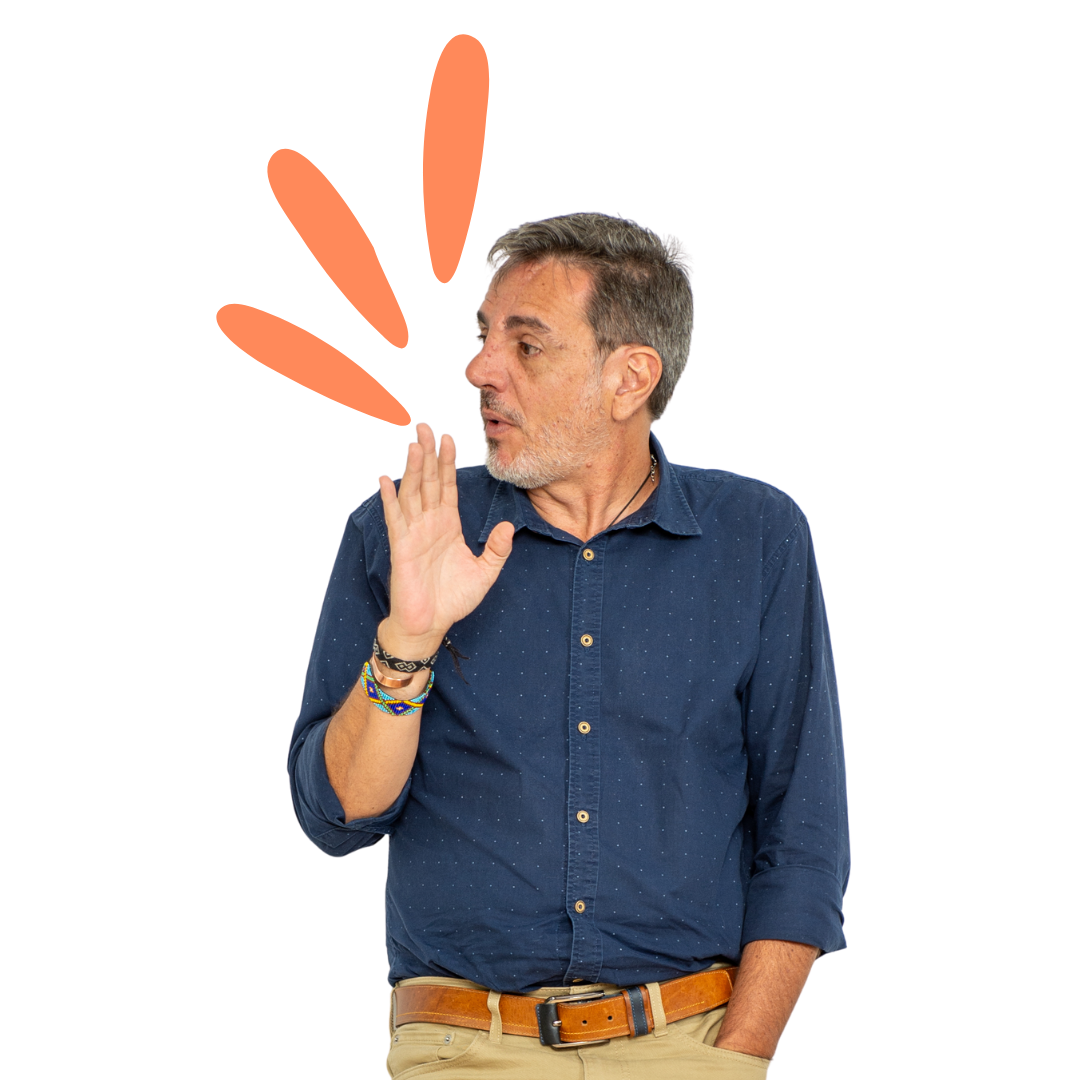 Hombre con camisa azul y pantalones beige, haciendo señal de silencio con la mano, con flecha apuntando hacia él desde atrás.