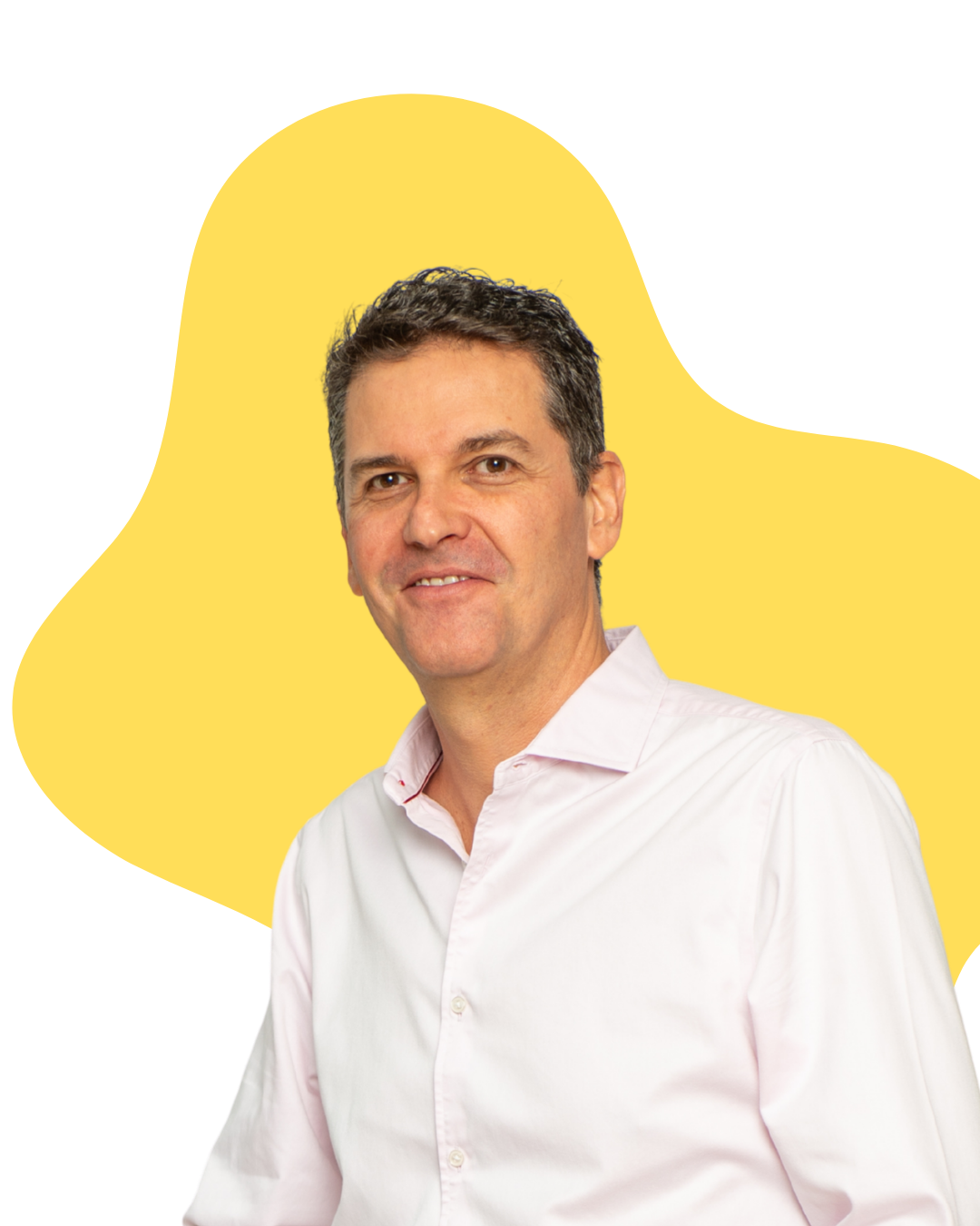 Retrato de un hombre con camisa blanca, fondo amarillo con detalles negros