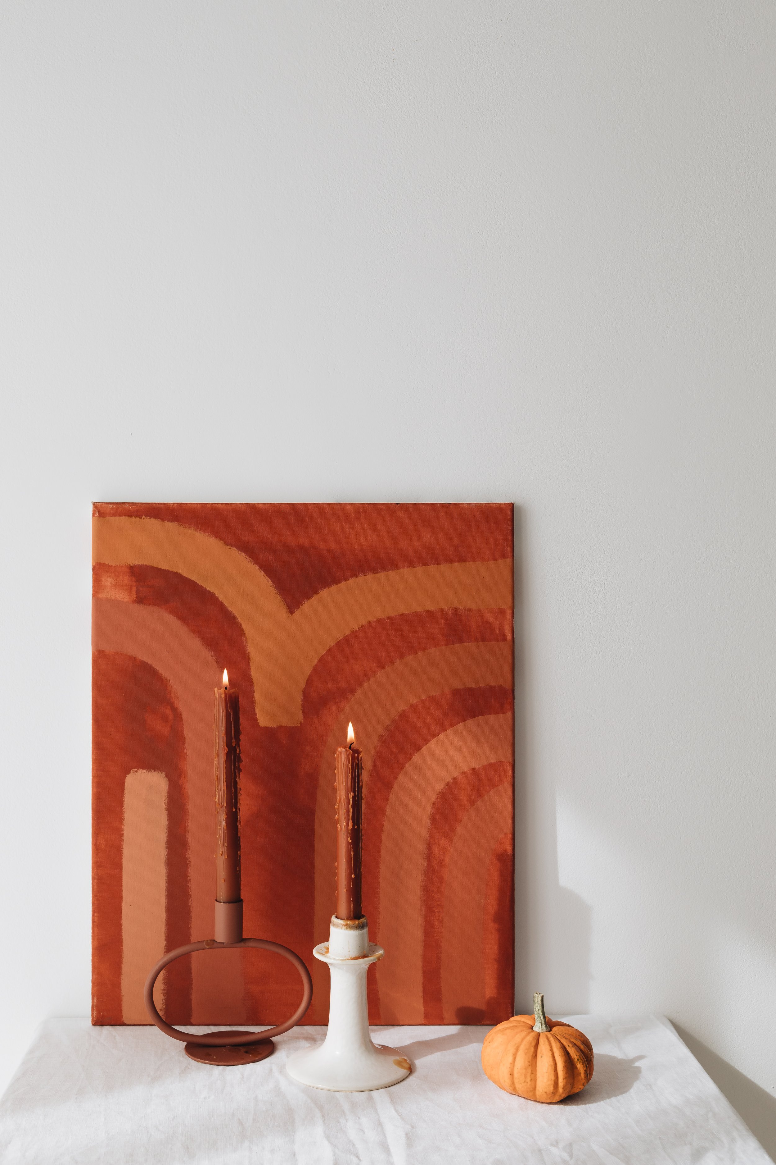 kaboompics_orange-colored-candles-on-the-background-of-the-painting-27825.jpg